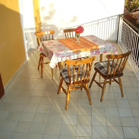 アパート Dana ザダル